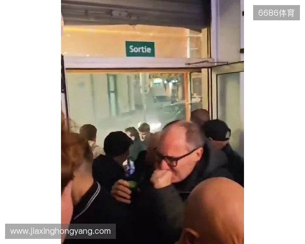 邮报:纽卡球迷在法国遇袭,被马赛球迷投掷催泪瓦斯